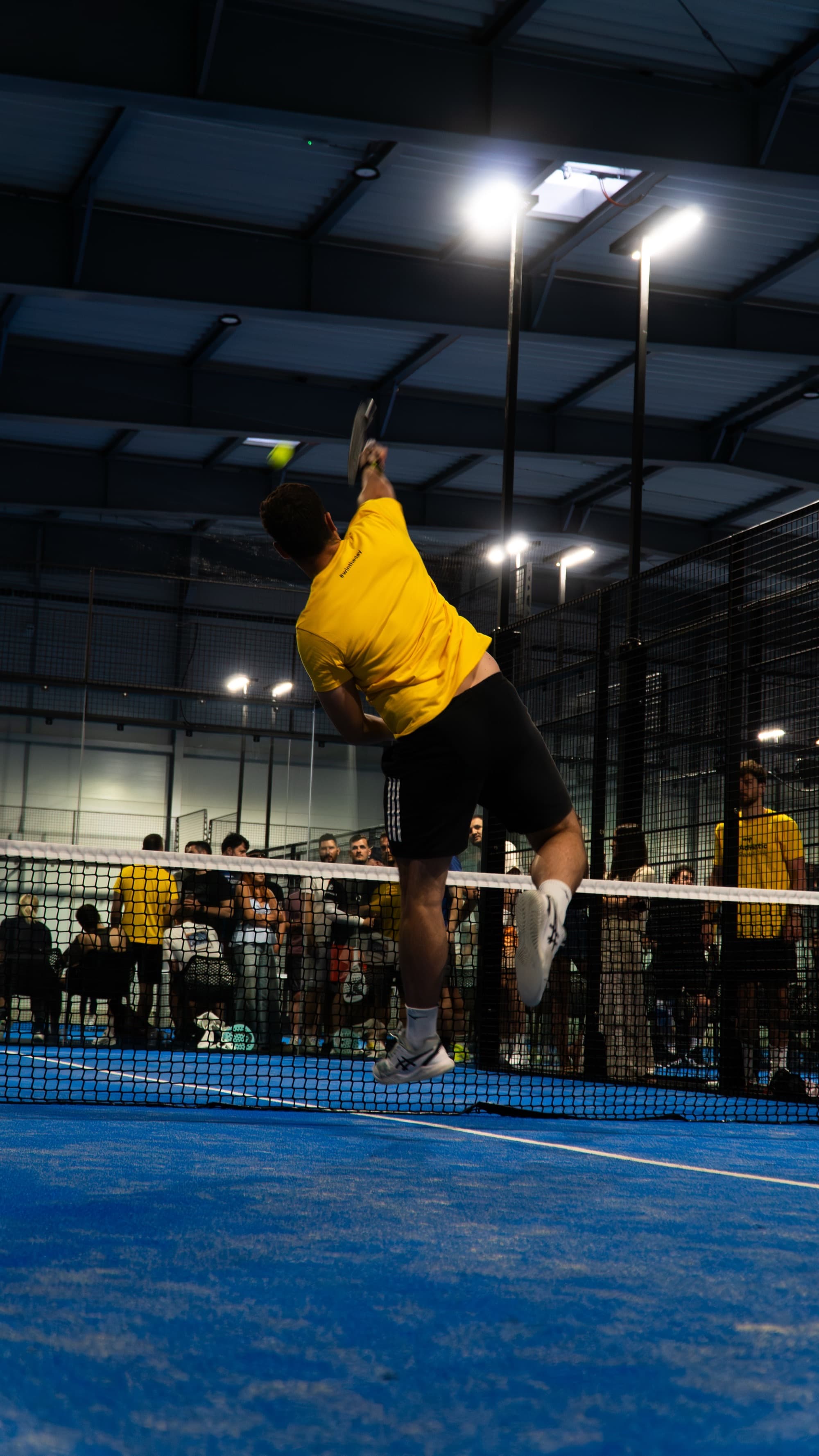 Padel igrač u akciji